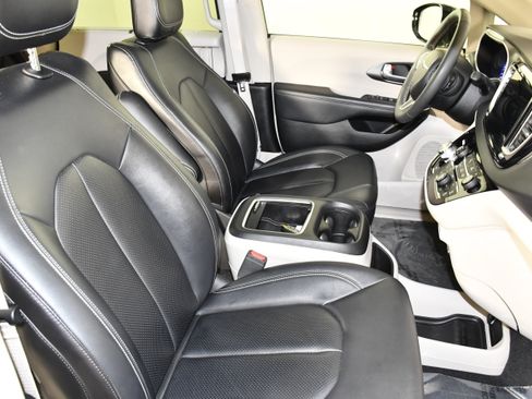 Used 2024 Chrysler Pacifica Touring-L FWD image 42