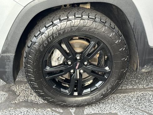 Used 2024 GMC Terrain AT4 AWD/4WD image 17
