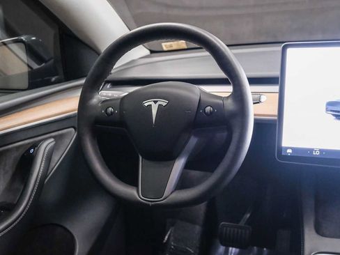 Used 2023 Tesla Model Y 2WD image 17