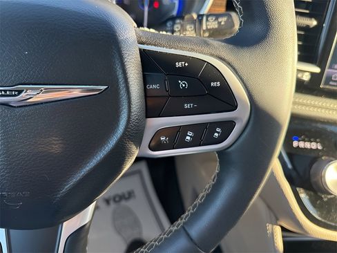 Used 2023 Chrysler Pacifica Limited image 32