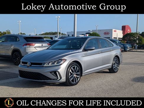 Used 2025 Volkswagen Jetta SE w/ Sunroof Package FWD image 1