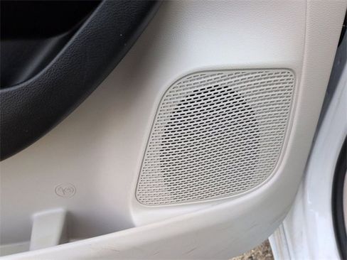 Used 2023 Chrysler Pacifica Touring-L image 16