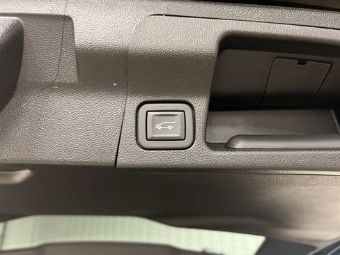 Certified 2023 GMC Acadia SLE w/ Driver Convenience Package image 8