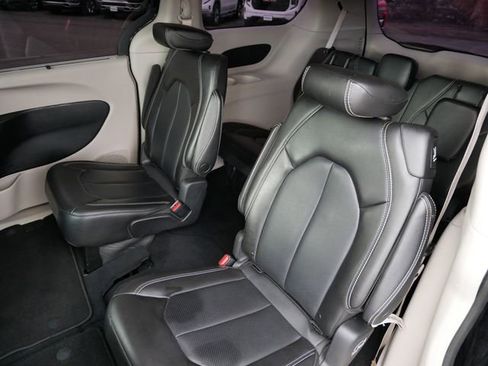 Used 2023 Chrysler Pacifica Touring-L image 8