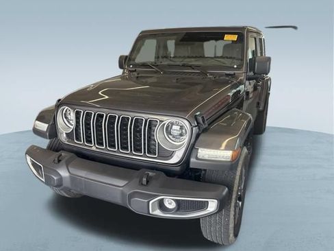 Used 2025 Jeep Wrangler Unlimited Sahara AWD/4WD image 3