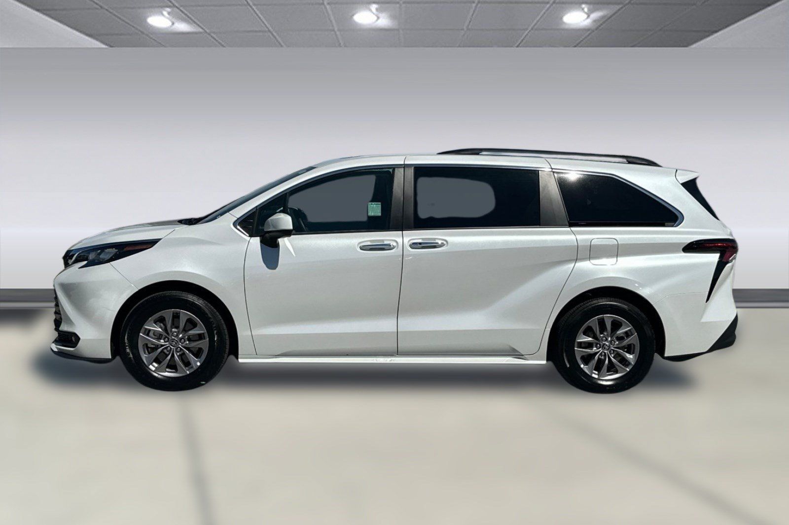Used 2026 Toyota Sienna XLE FWD image 2