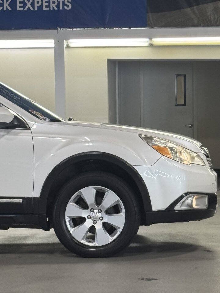 Used 2010 Subaru Outback 2.5i Limited AWD/4WD image 15