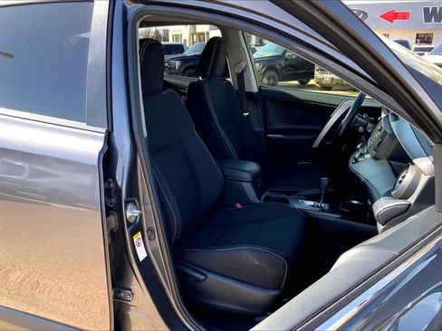 Used 2018 Toyota RAV4 XLE image 9