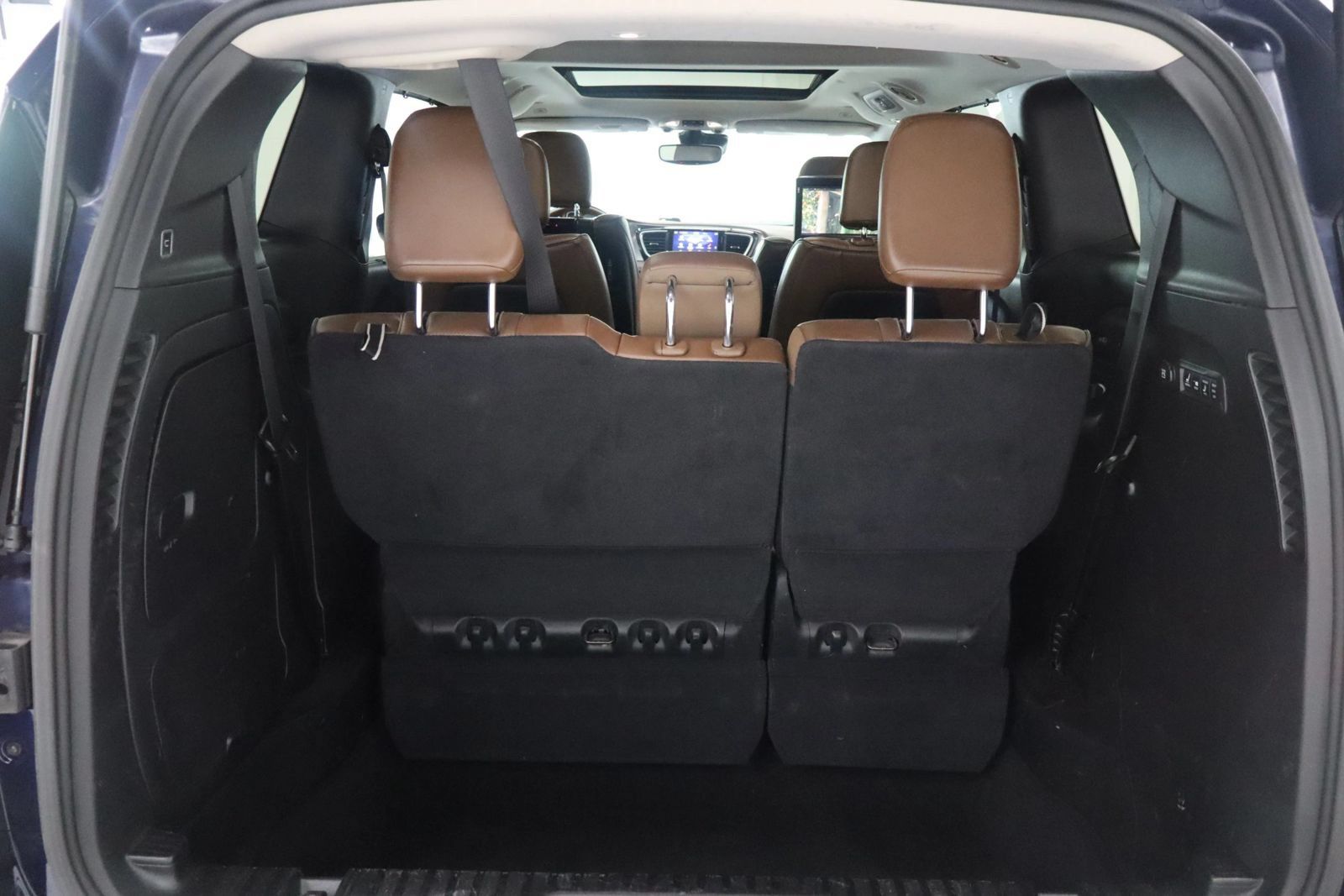 Used 2019 Chrysler Pacifica Limited w/ Tire & Wheel Group FWD image 8