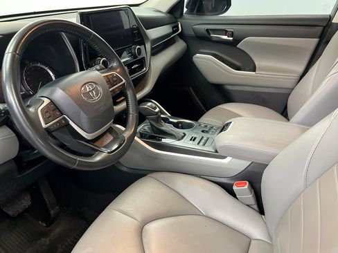 Used 2023 Toyota Highlander XLE AWD/4WD image 16