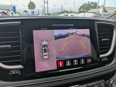 Used 2025 Chrysler Pacifica Select FWD image 19