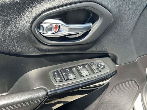 Used 2020 Jeep Cherokee Latitude Plus AWD/4WD image 17