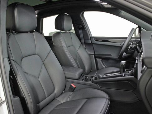 Certified 2026 Porsche Macan AWD/4WD image 37