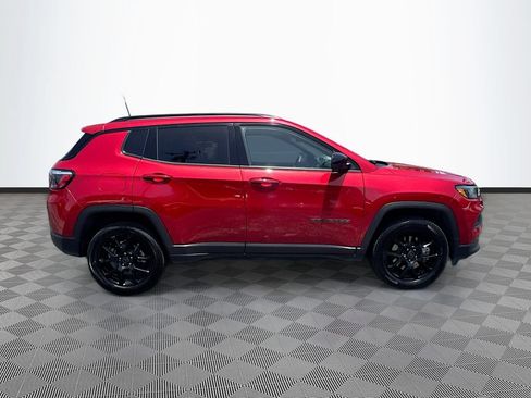 Used 2025 Jeep Compass Latitude w/ Sun & Sound Group AWD/4WD image 5