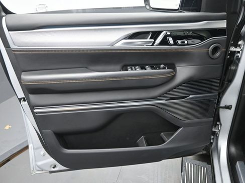 Used 2023 Jeep Grand Wagoneer Series III image 12