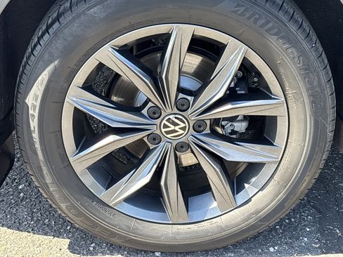 Used 2023 Volkswagen Tiguan SE w/ Panoramic Sunroof Package image 7