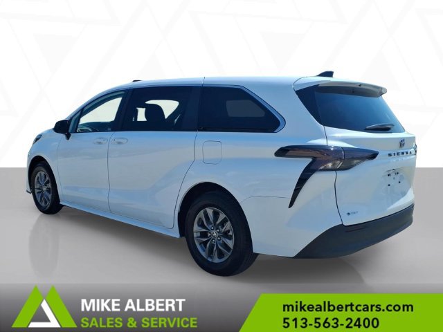Used 2025 Toyota Sienna LE FWD image 5