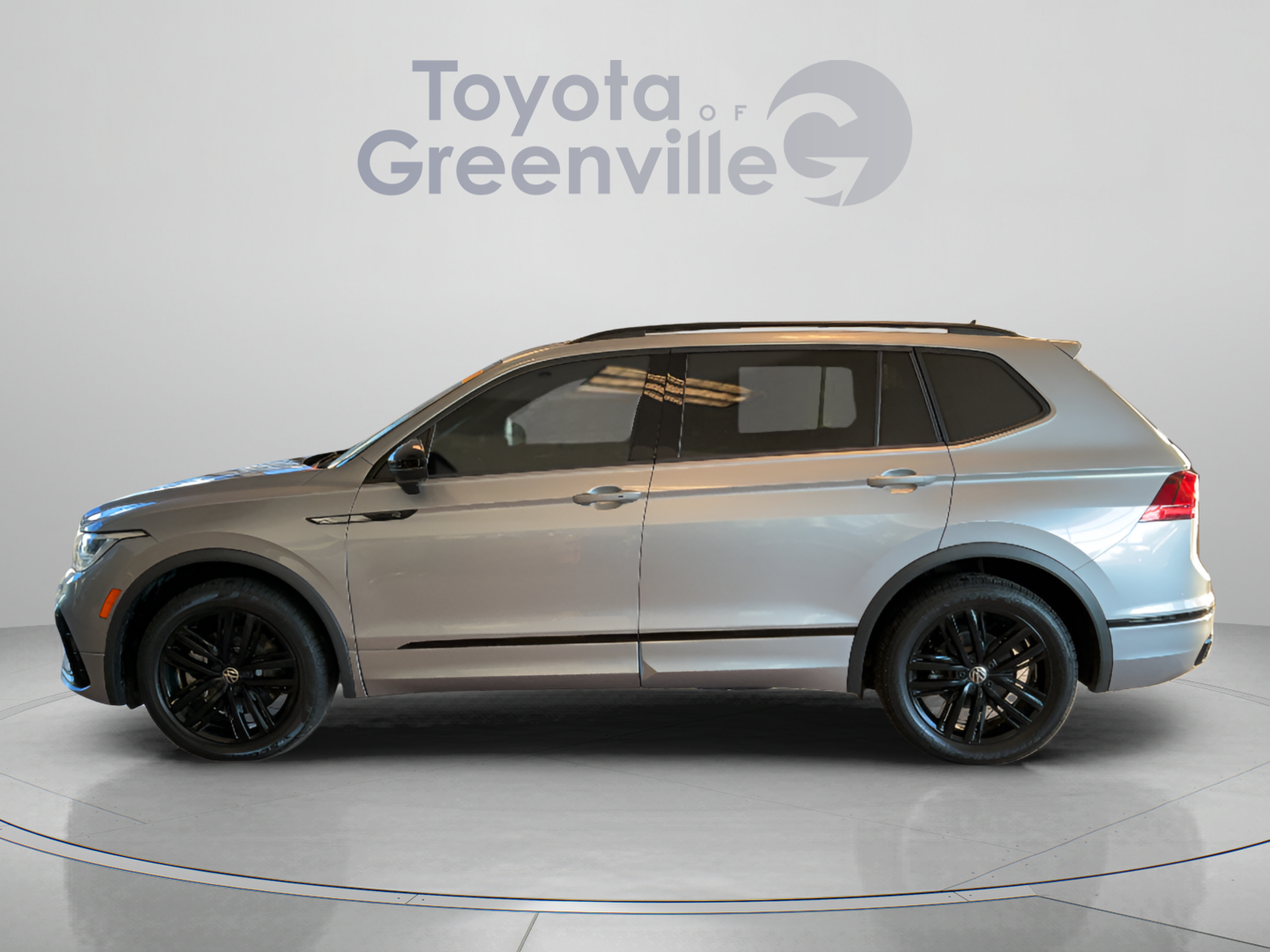 Used 2022 Volkswagen Tiguan SE R-Line FWD image 2