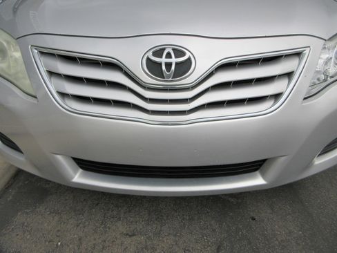 Used 2010 Toyota Camry LE FWD image 16