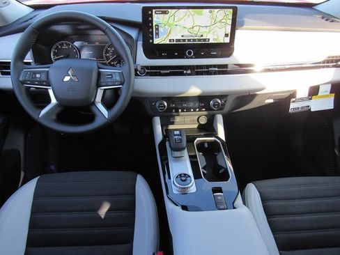 New 2025 Mitsubishi Outlander SE image 9