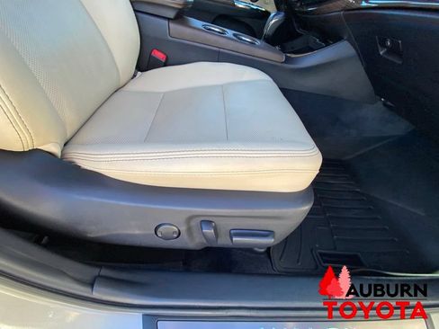 Used 2014 Toyota Avalon Limited w/ Technology Package FWD image 14