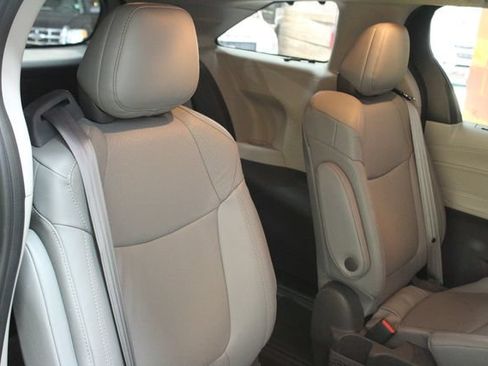 Used 2021 Toyota Sienna Limited FWD image 9