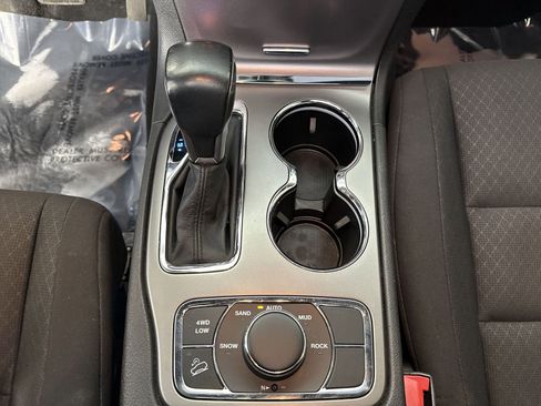 Used 2019 Jeep Grand Cherokee Laredo image 18