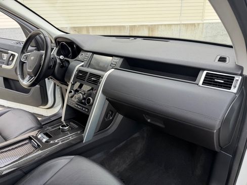Used 2019 Land Rover Discovery Sport SE image 21
