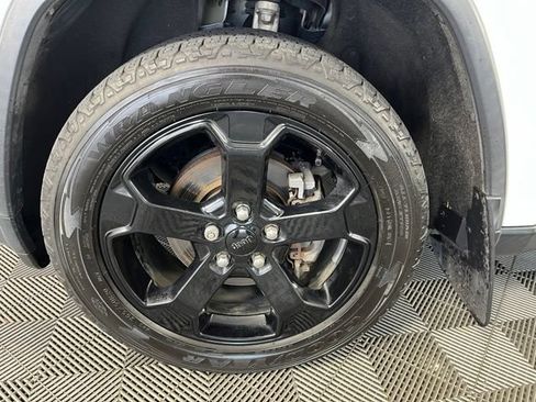Used 2019 Jeep Grand Cherokee Laredo AWD/4WD image 10