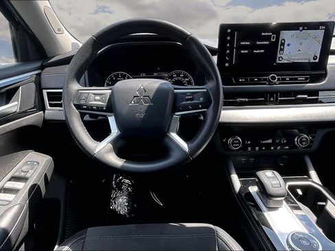 Used 2025 Mitsubishi Outlander SE FWD image 8