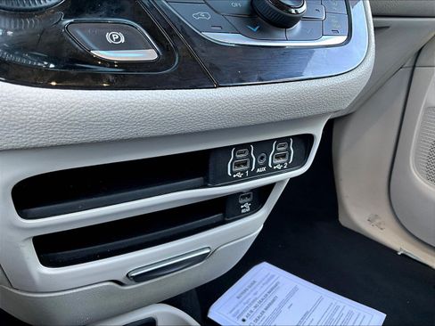 Used 2022 Chrysler Pacifica Touring-L w/ Uconnect Theater Family Group FWD image 14