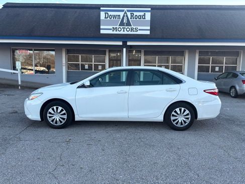 Used 2015 Toyota Camry LE image 2