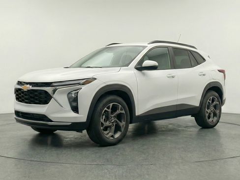 Used 2025 Chevrolet Trax LT image 3