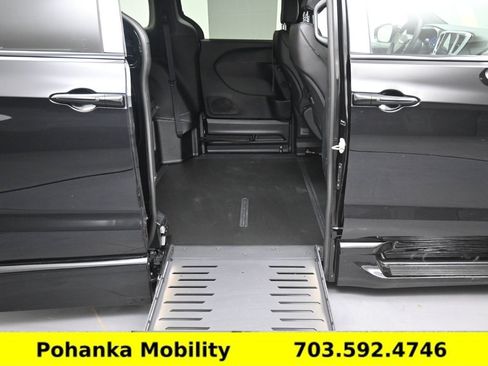 Used 2026 Chrysler Pacifica Select w/ S Appearance Package FWD image 3