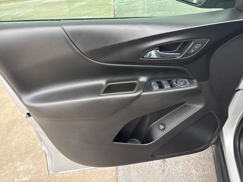 Used 2018 Chevrolet Equinox LT image 11