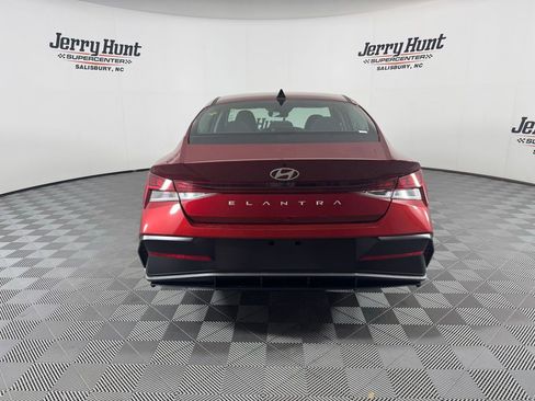 Used 2025 Hyundai Elantra SEL image 10