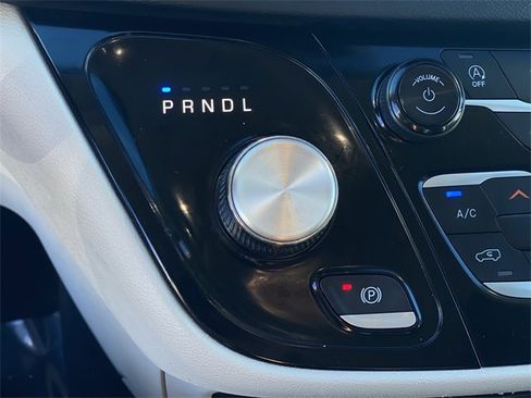 Used 2023 Chrysler Pacifica Touring-L image 15