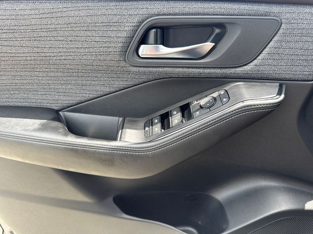 Used 2023 Nissan Rogue SV FWD image 15
