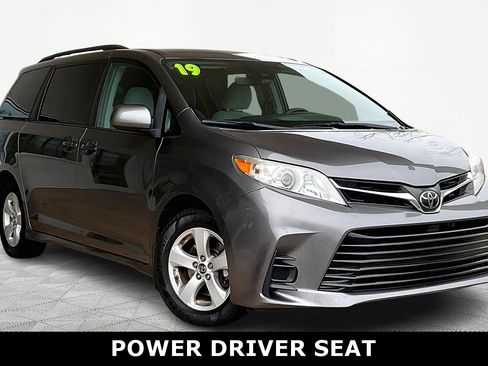 Used 2019 Toyota Sienna LE image 3