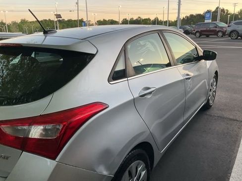 Used 2017 Hyundai Elantra GT image 4