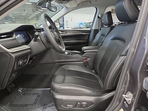 Used 2024 Jeep Grand Cherokee Limited w/ Black Appearance Package image 8