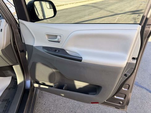Used 2019 Toyota Sienna LE image 19