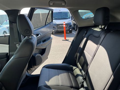 Used 2025 Chevrolet Trax LT FWD image 39