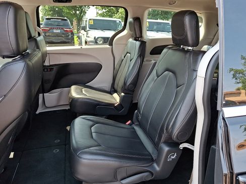 Used 2024 Chrysler Pacifica Touring-L FWD image 8