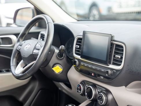 Certified 2022 Hyundai Venue SEL image 11