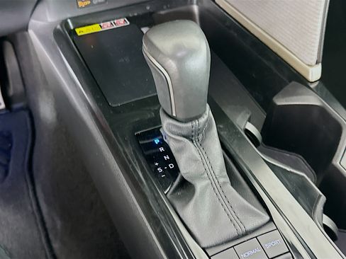 Used 2025 Toyota Camry SE w/ Convenience Package FWD image 24