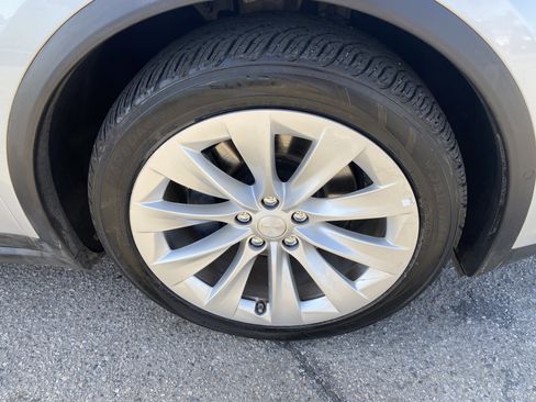 Used 2018 Tesla Model X 75D image 6