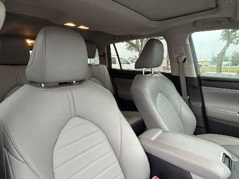 Used 2023 Toyota Highlander XLE FWD image 39