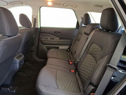 Used 2024 Nissan Pathfinder S image 12