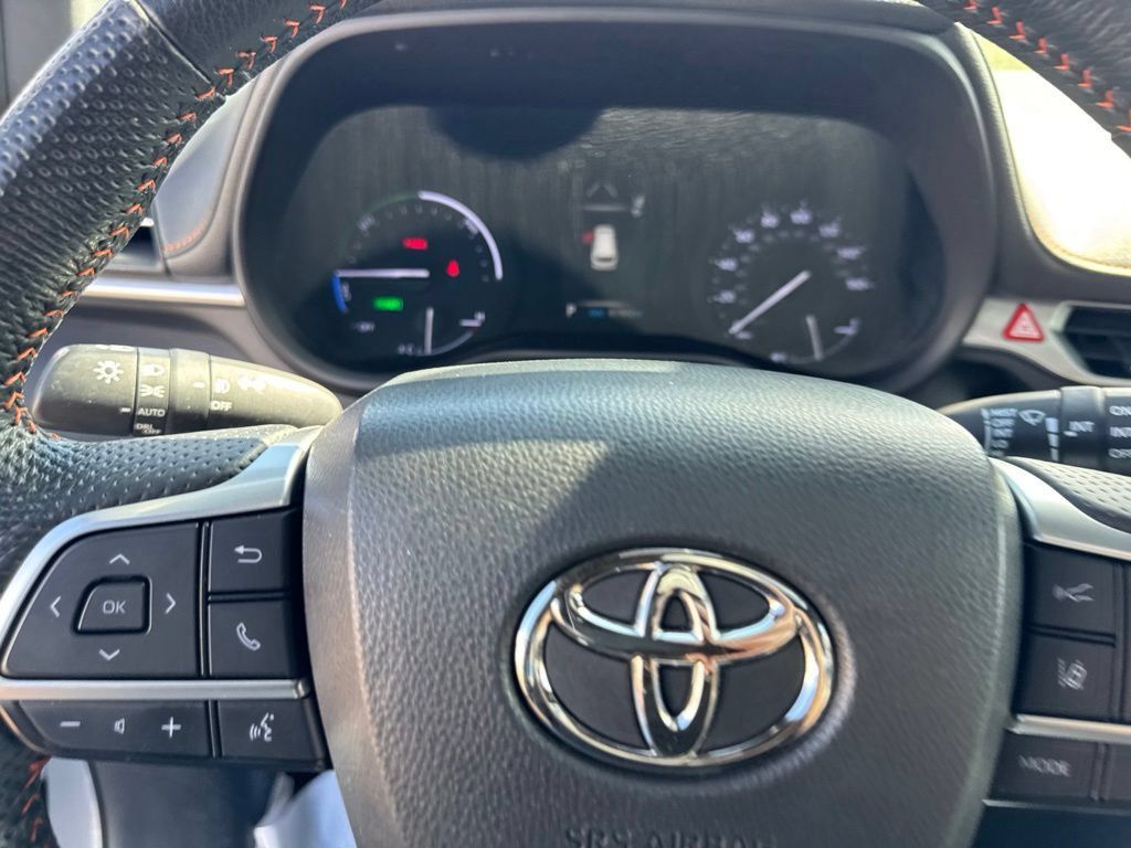 Certified 2023 Toyota Sienna XSE FWD image 17